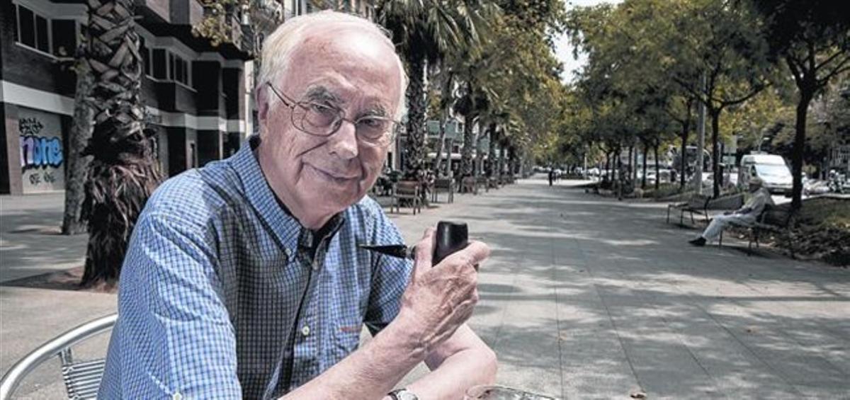 Espinàs, amb la seva pipa, en una terrassa de Barcelona, l’estiu passat. Espinàs, amb la seva pipa, en una terrassa de Barcelona, l’estiu passat.