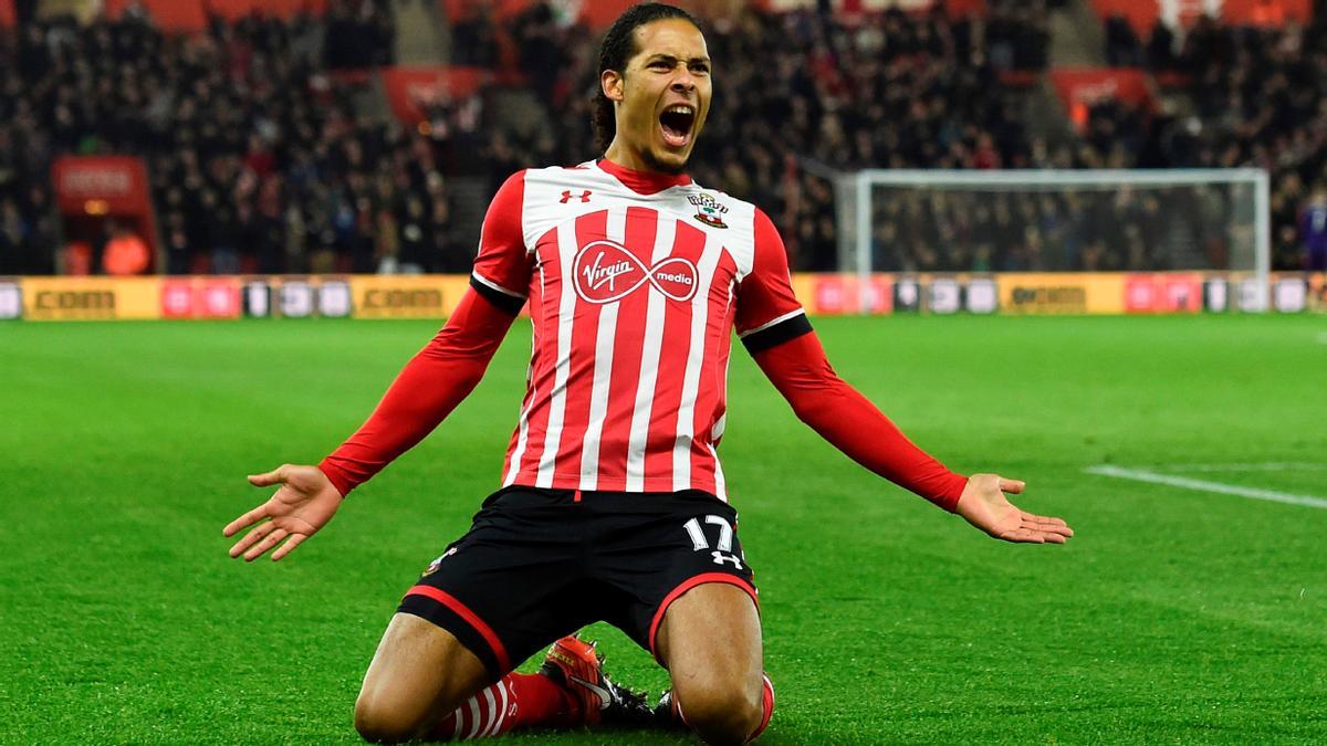 Van Dijk acaba de marcar un gol en el Southampton-Tottenham. 