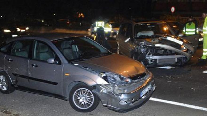 Largas colas y dos niños heridos en un coche en la GC-1