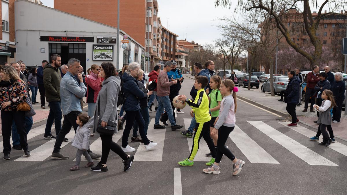 Acción de protesta vecinal en La Vaguada contra el aparcamiento