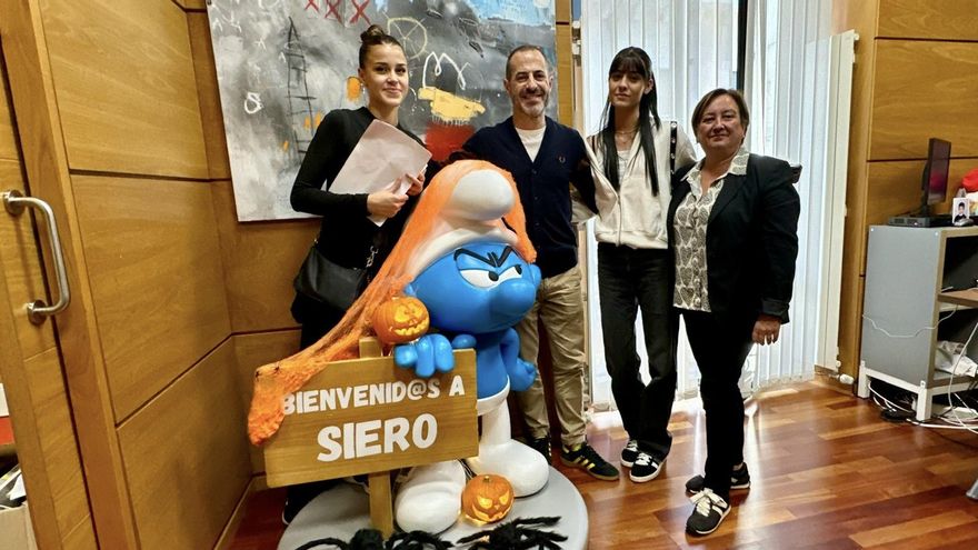 &quot;Pitufo Gruñón&quot; de Halloween en la firma del convenio para las fiestas de Santa Isabel de Lugones