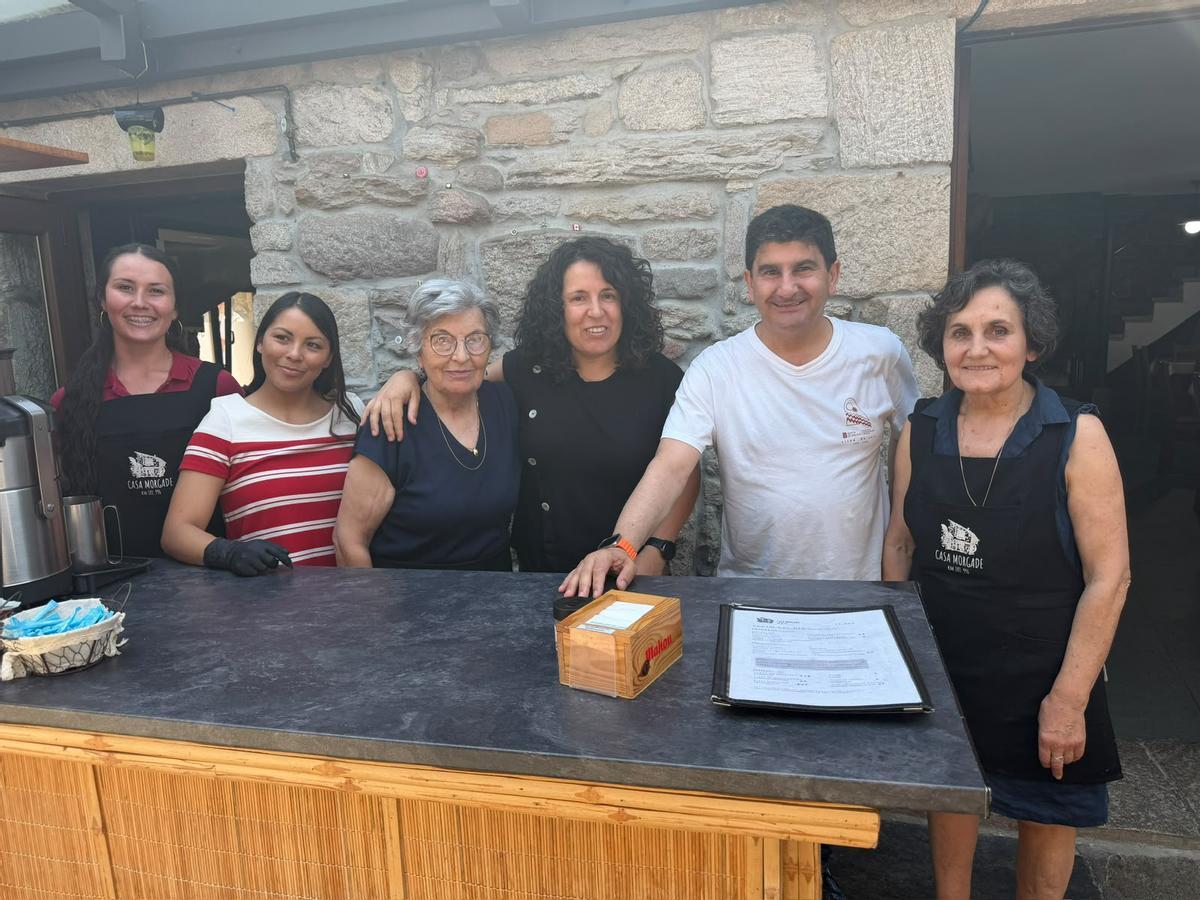 Blanco, en la primera etapa del Camino desde Sarria, junto a la propietaria y las trabajadoras de Casa Morgade