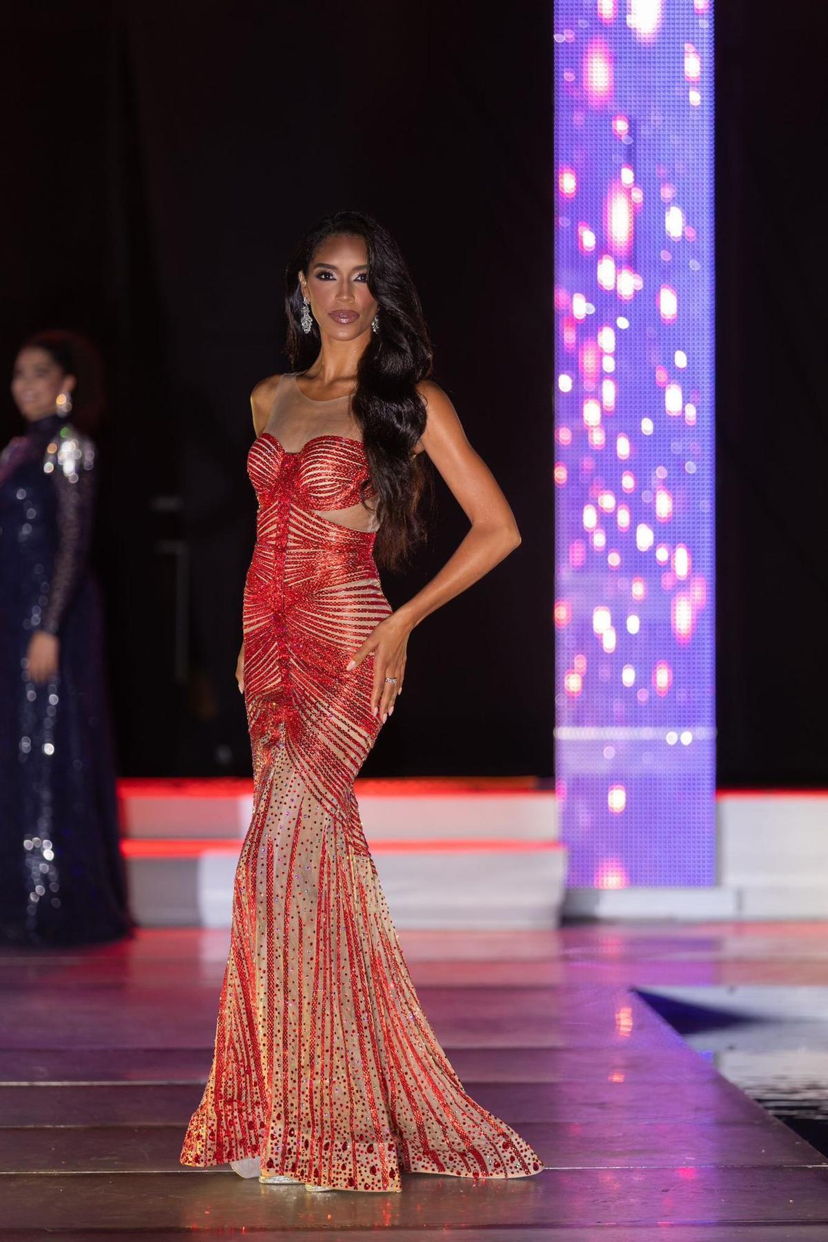 Athenea posa sobre el escenario de Miss Universo, disputado en Tenerife.