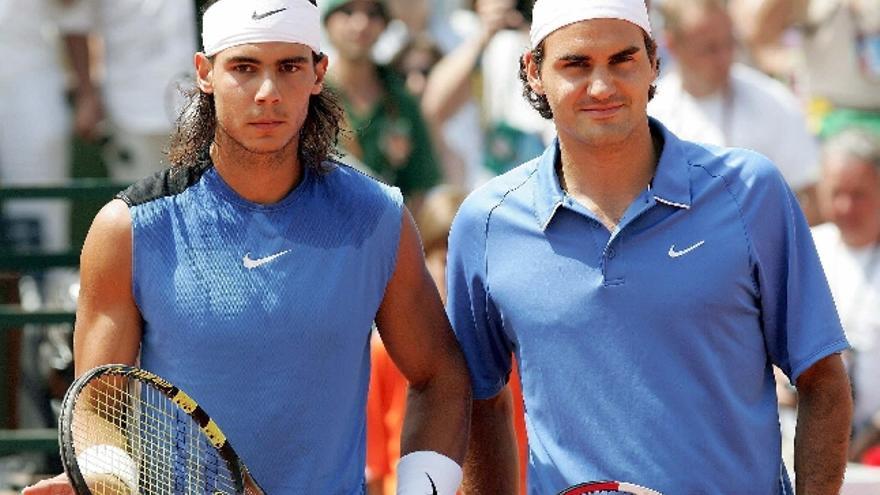 El tenista suizo Roger Federer y el español Rafael Nadal posan para los fotógrafos.