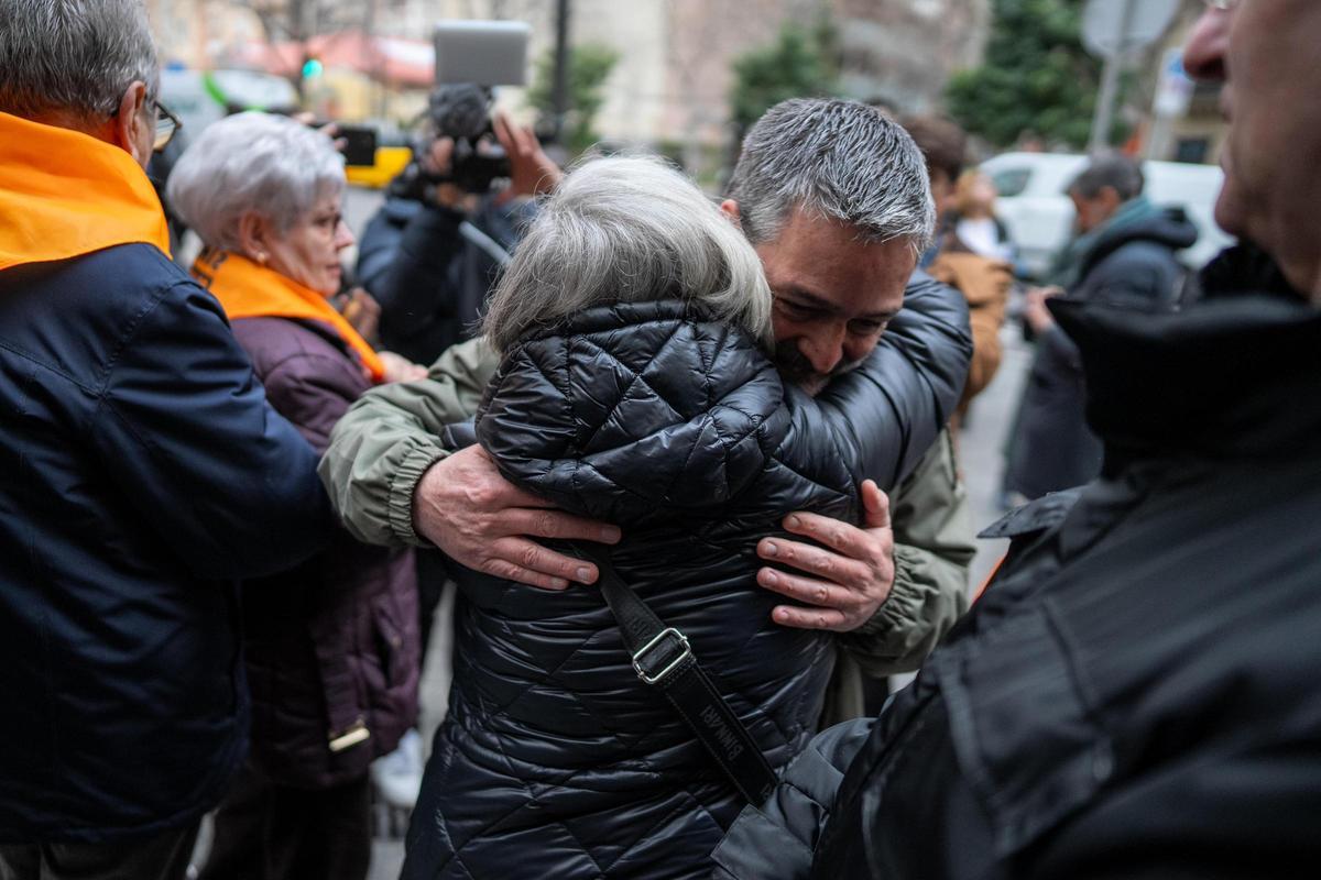 Josep Torrent se abraza a una vecina, aliviado tras evitar definitivamente el desahucio.