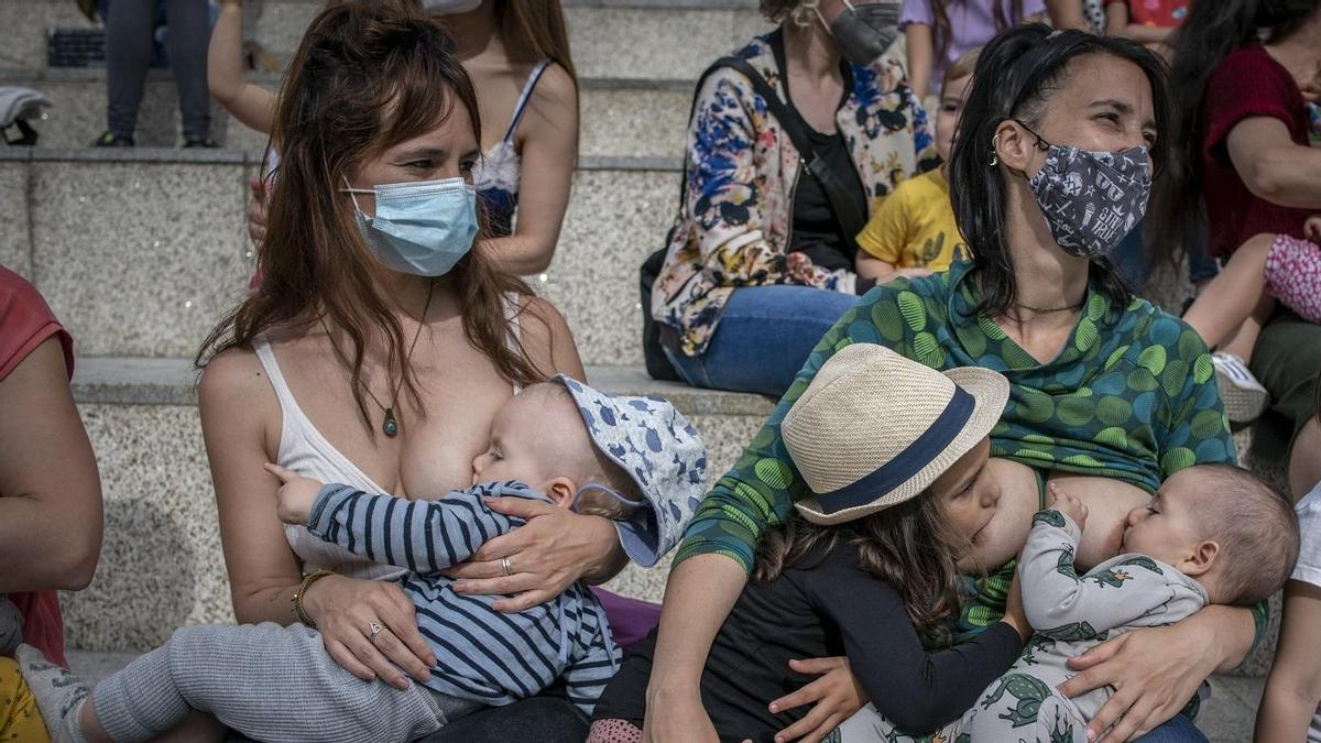 Un grupo de madres que practican y defienden la lactancia materna, en Ourense