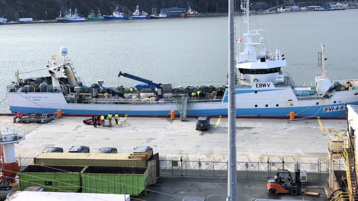 El Playa de Menduiña a su llegada a Canadá con los investigadores examinando las balsas del Villa de Pitanxo.