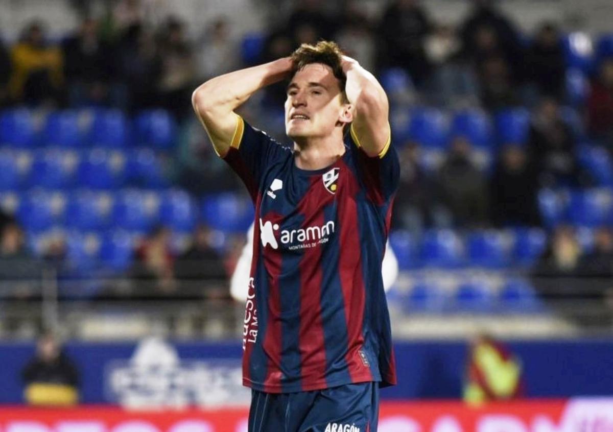Iker Kortajarena se lamenta en un momento del último partido entre la SD Huesca y el Córdoba.