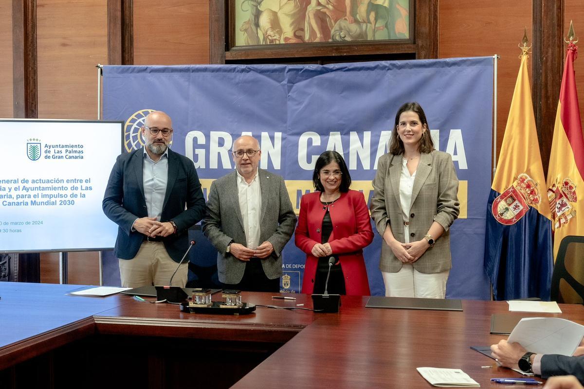 Romero, Morales, Darias y Campoamor, esta mañana, tras la firma.