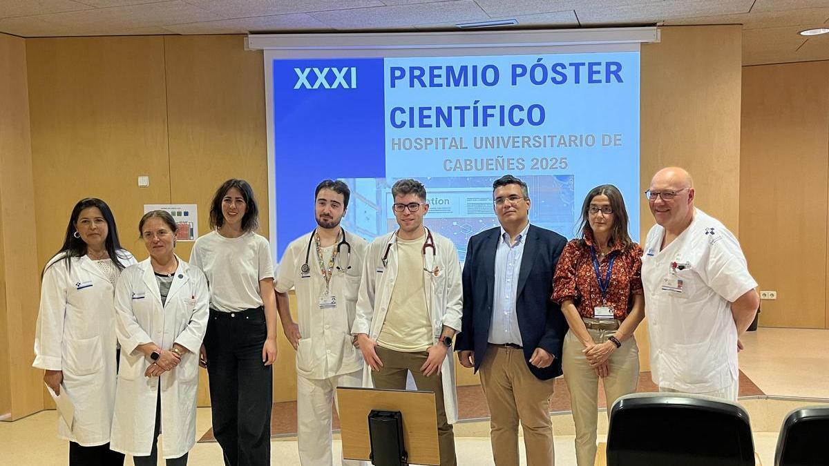 Por la izquierda, Isabel González, María Luisa Sánchez, Celia Quevedo, Diego de Juan, Ángel Luis Lorenzo, Alejandro Bolao, Laura García y Arturo Martínez, esta mañana, en la entrega de los premios al póster científico.