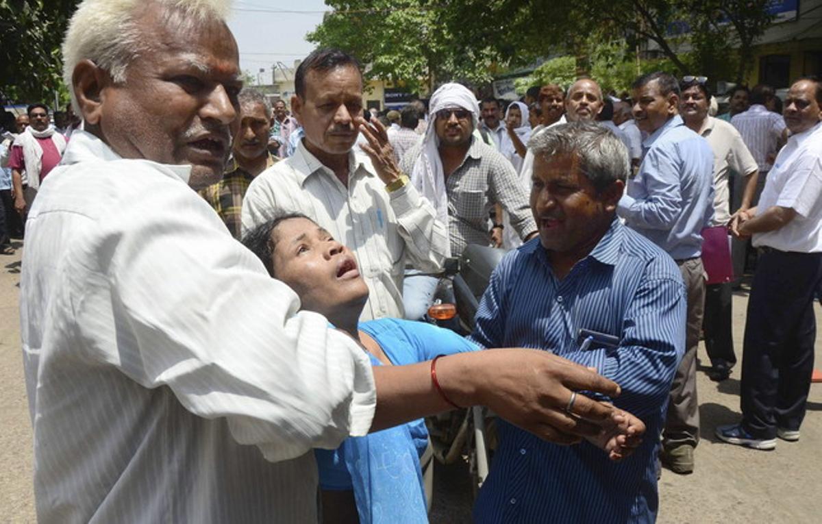 Una jove reacciona davant un nou terratrèmol que s’ha sentit a Allahabad, a l’Índia, a prop de la frontera amb el Nepal.