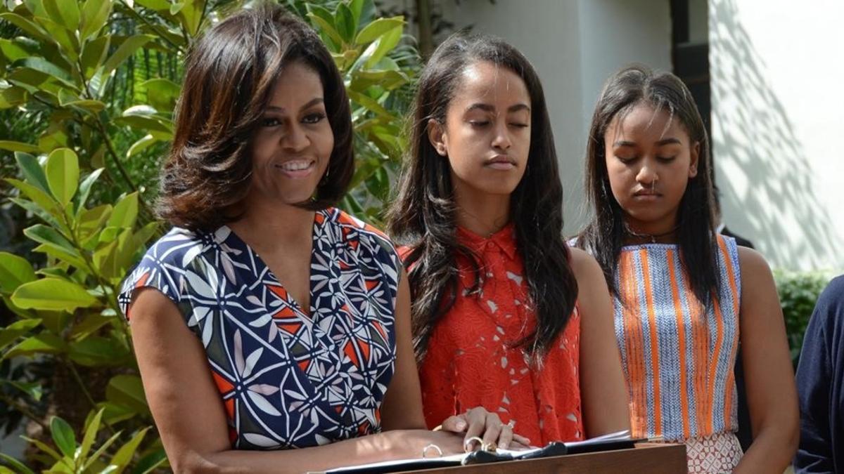 Michelle Obama junto a sus hijas Malia (en el centro) y Sasha.