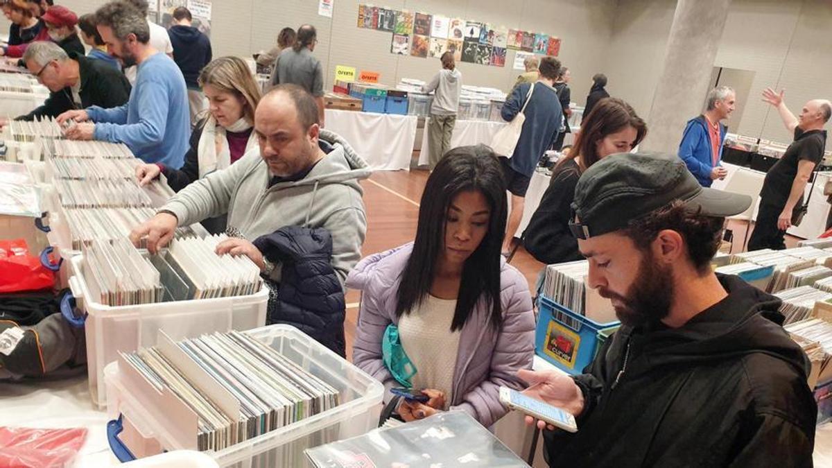 Asistentes y ambiente en la Feria del disco de vinilo celebrada en el Hotel NH de Vigo.