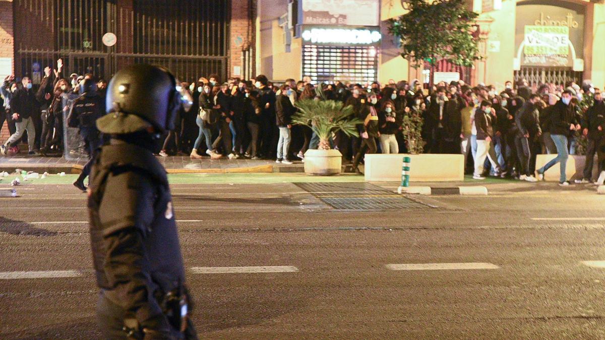 Cargas policiales en la manifestación convocada en València en apoyo a Pablo Hasél