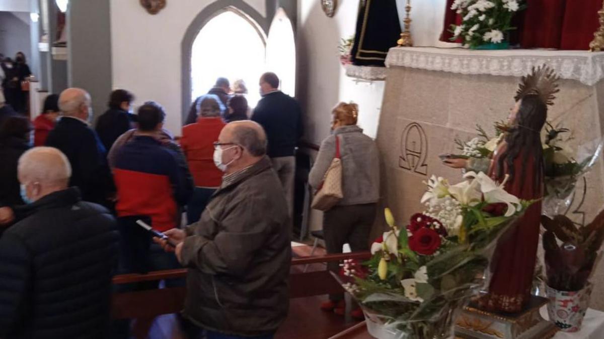 Fieles en la capilla de Santa Lucía de Vincios, ayer. |   // RIVEIRO