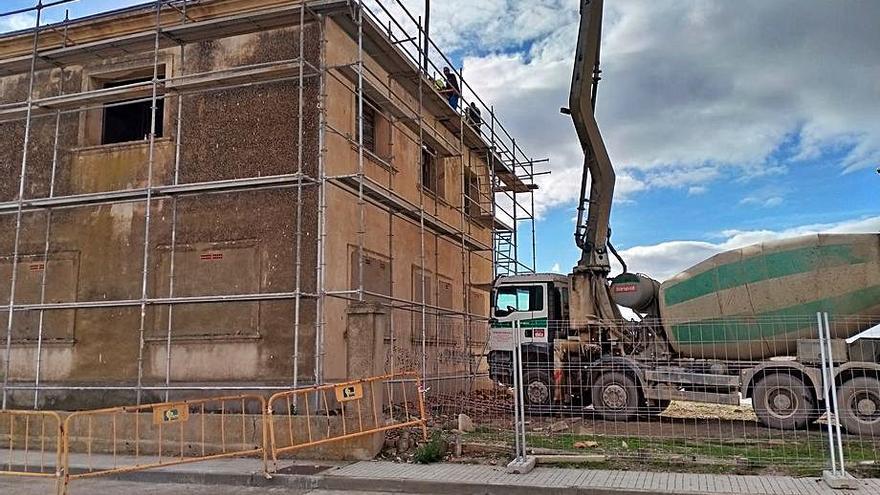 El antiguo edificio del Ferrocarril Cinco Villas durante los trabajos. | CECILIA VAL