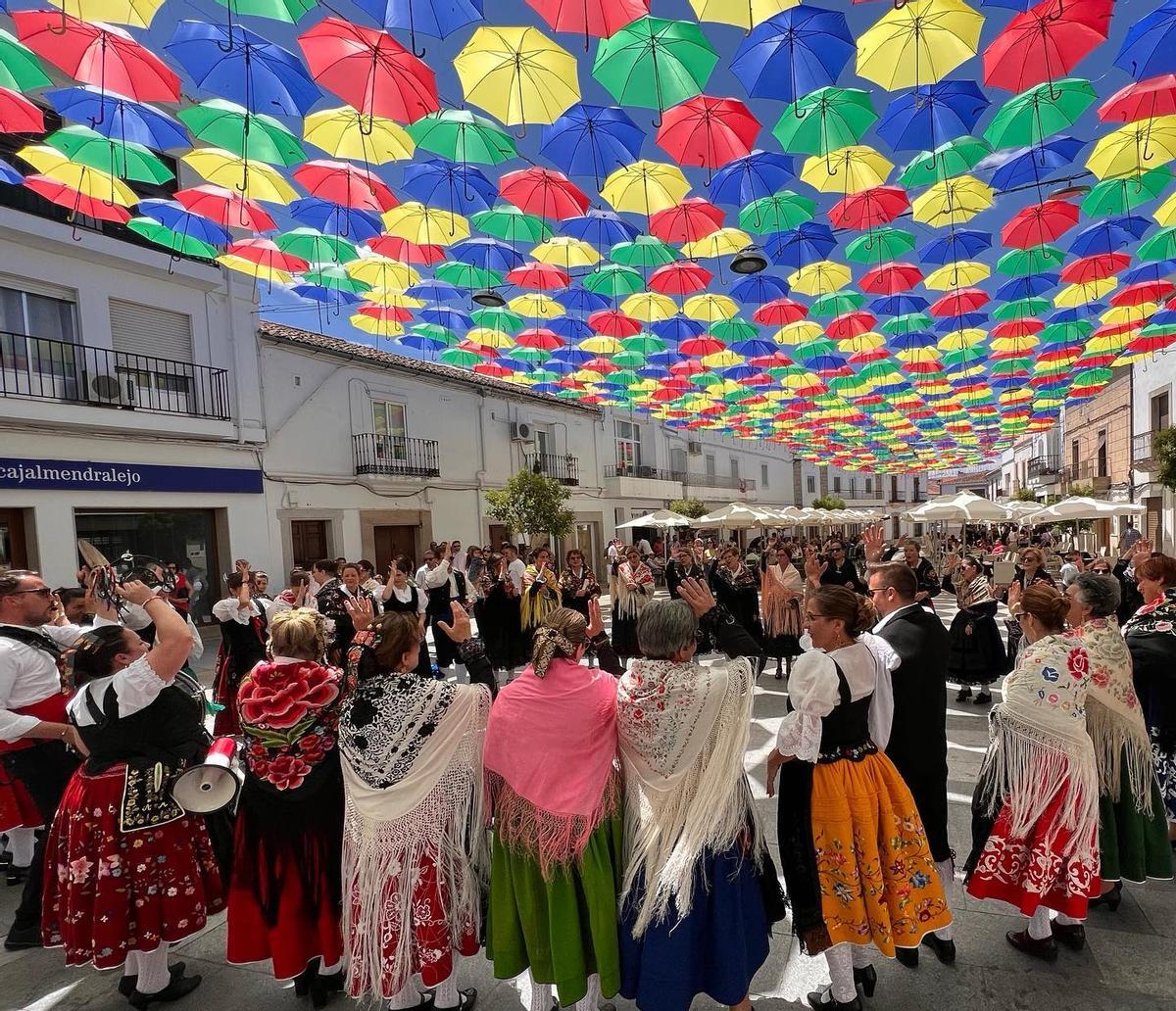 El Petitorio de San Isidro a su llegada a la plaza Mayor de Malpartida de Cáceres.