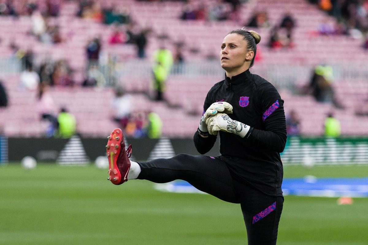 Sandra Paños, en un calentamiento con el FC Barcelona.