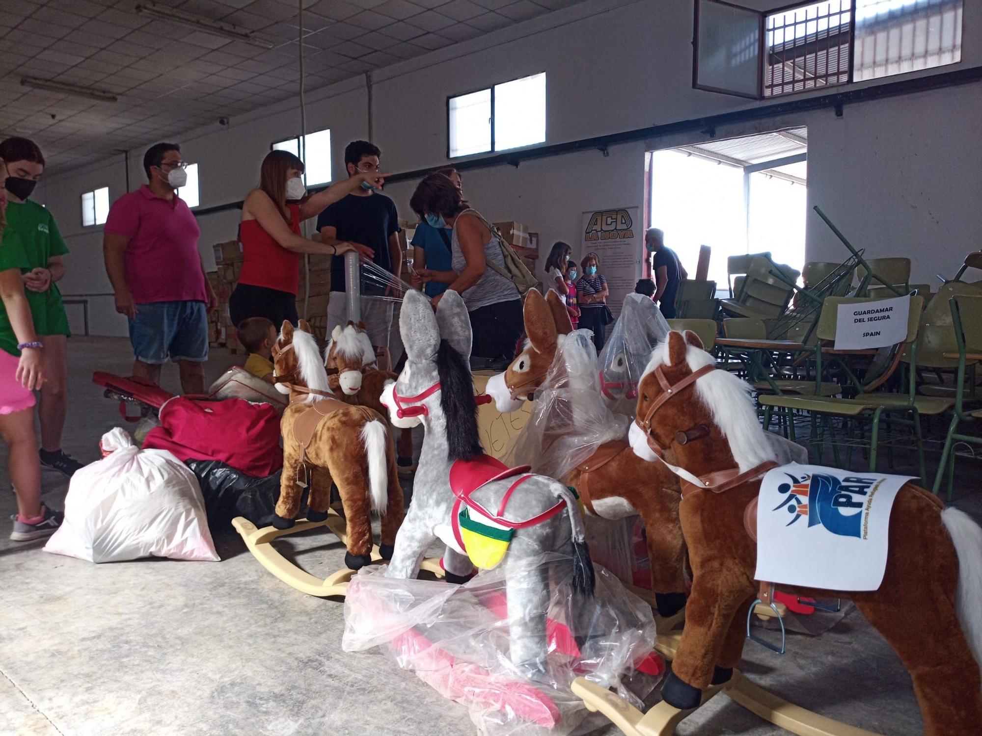 Así se carga desde Elche un contenedor solidario con destino a Siria