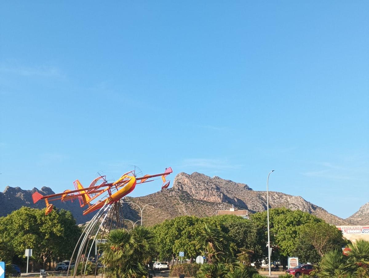 Imagen de un hidroavión en una rotonda del Port de Pollença.