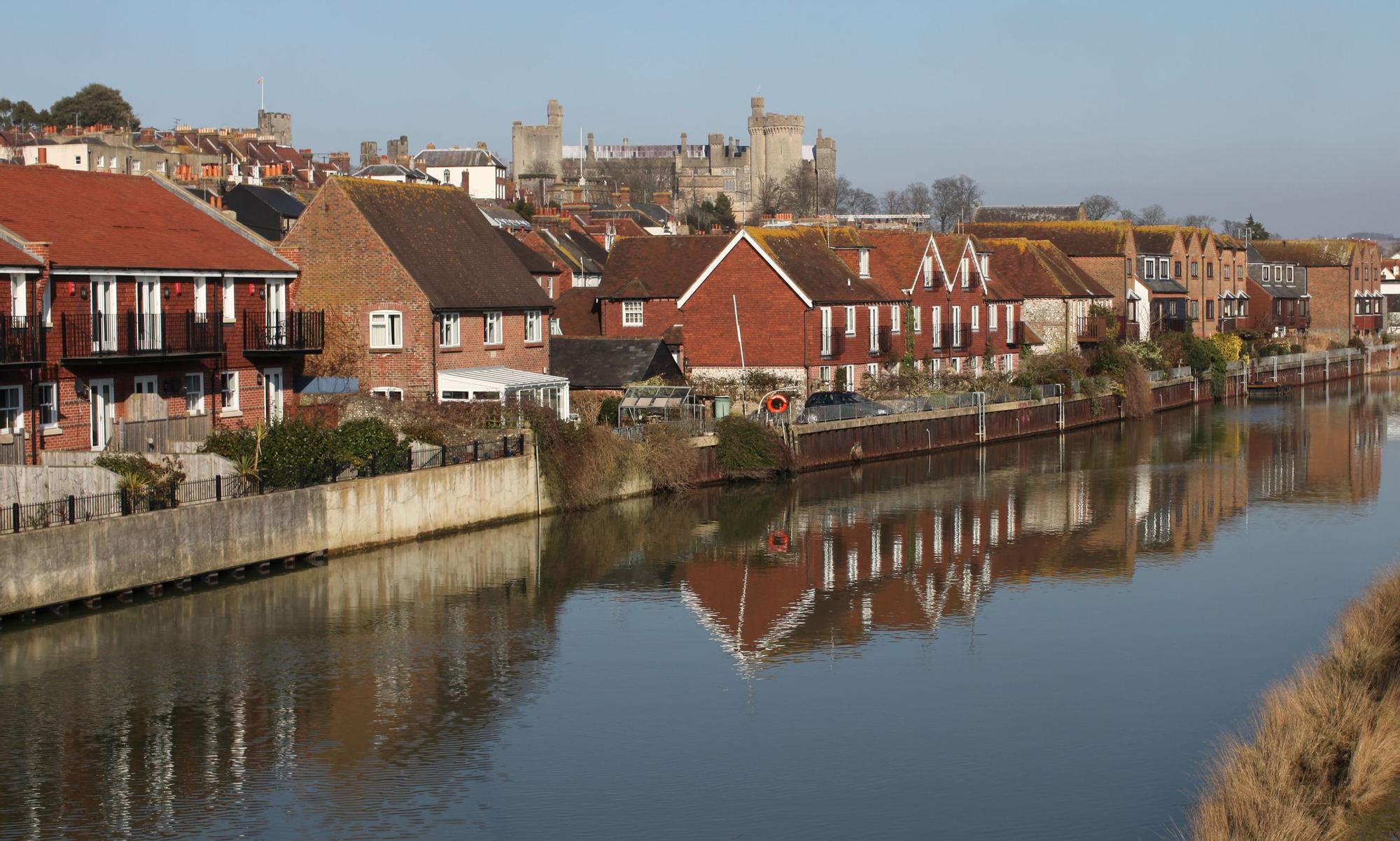 El pueblo de Arundel a los pies del río