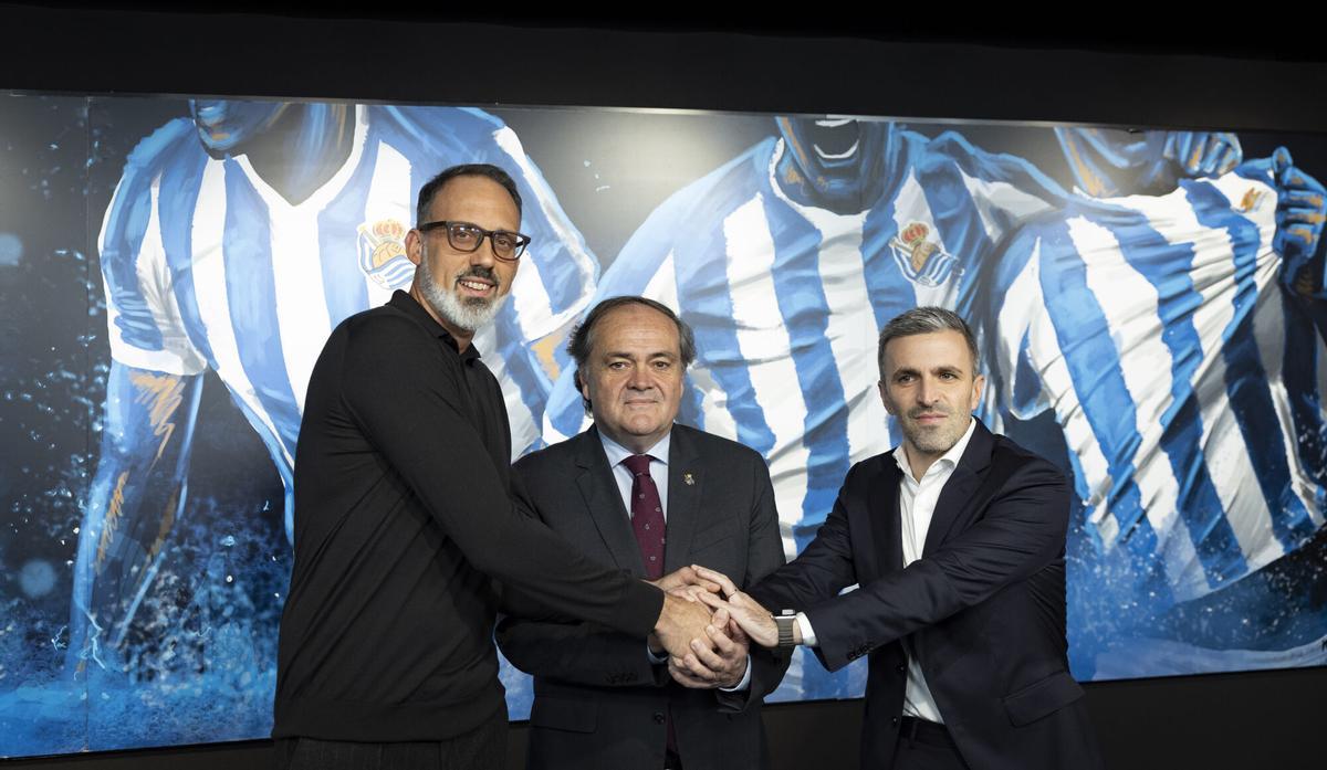 El presidente de la Real Sociedad, Jokin Aperribay (c), y el director deportivo del club, Erik Bretos (i), en la presentación de Pellegrino Matarazzo (i).
