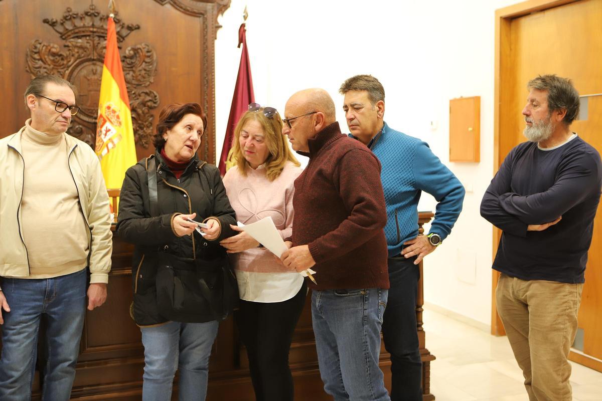 Algunos de los afectados, este miércoles en la Sala de Cabildos.