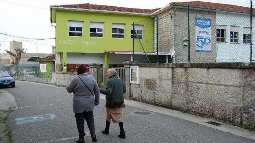 Fachada del colegio Igrexa de Chapela. // FdV