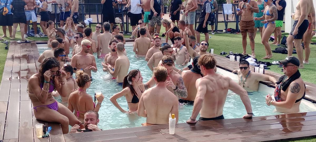 El Medusa Festival abre sus puertas y llena su beach club con la primera sesión de electrónica encabezada por Andrés Campo El Medusa Festival abre sus puertas y llena su beach club con la primera sesión de electrónica encabezada por Andrés Campo