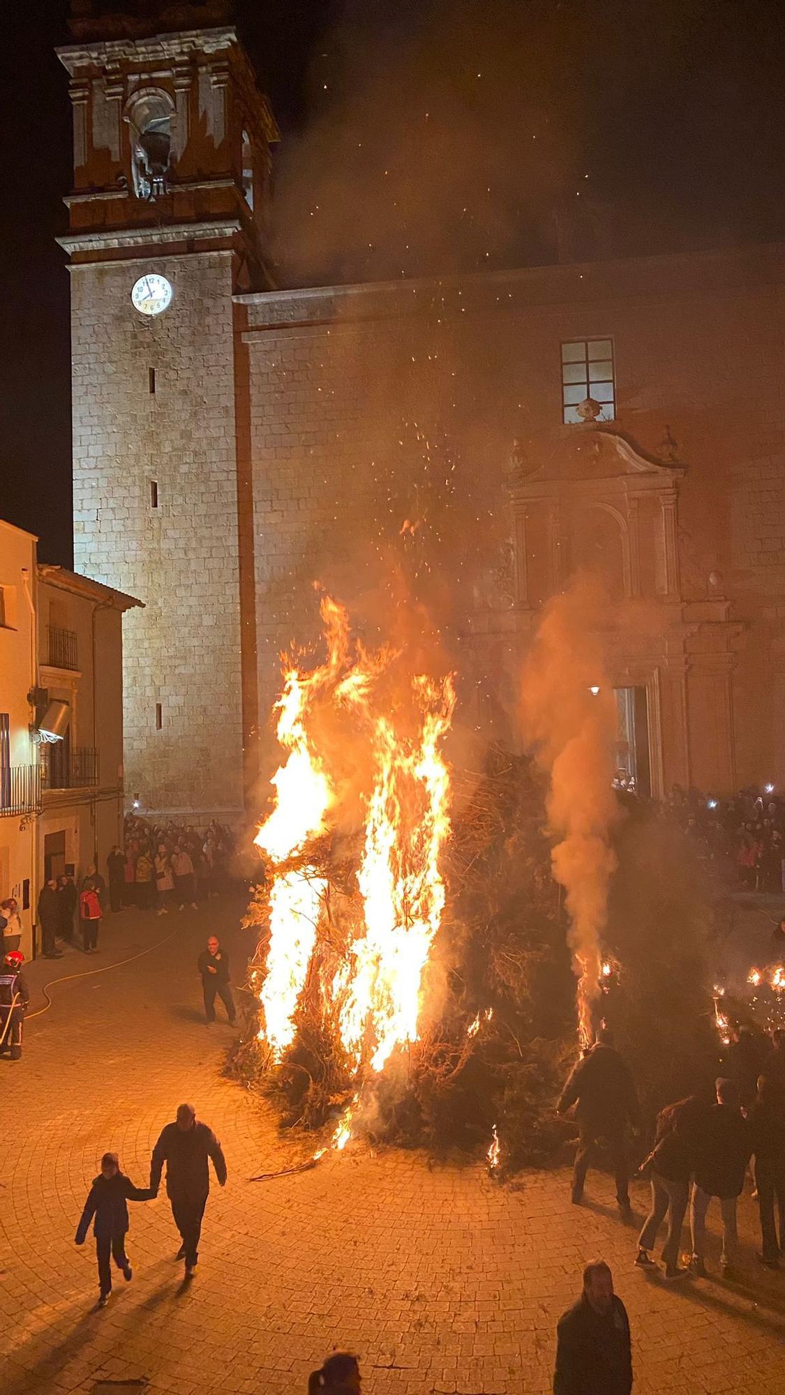 Galería: Gran hoguera en Albocàsser por Sant Antoni