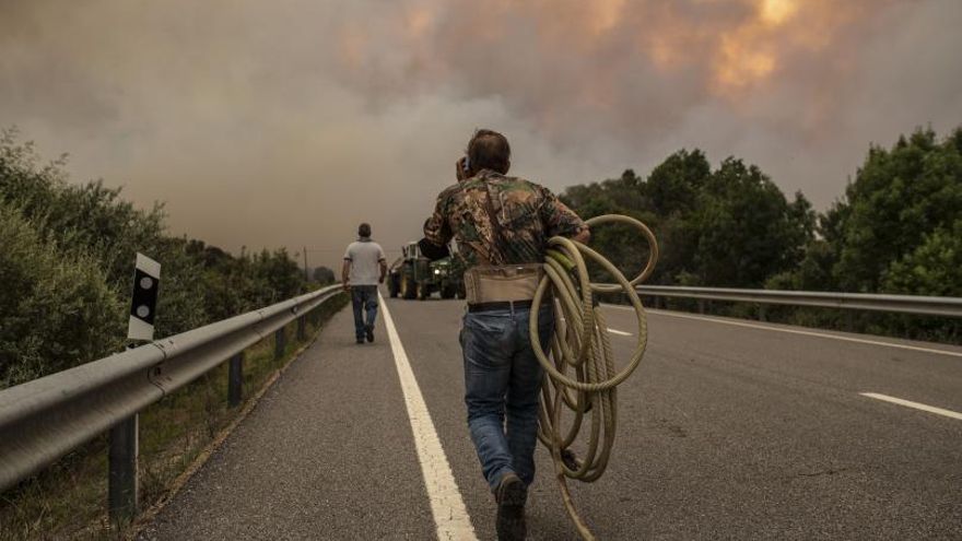 Vecinos luchan contra el fuego de la Culebra. |