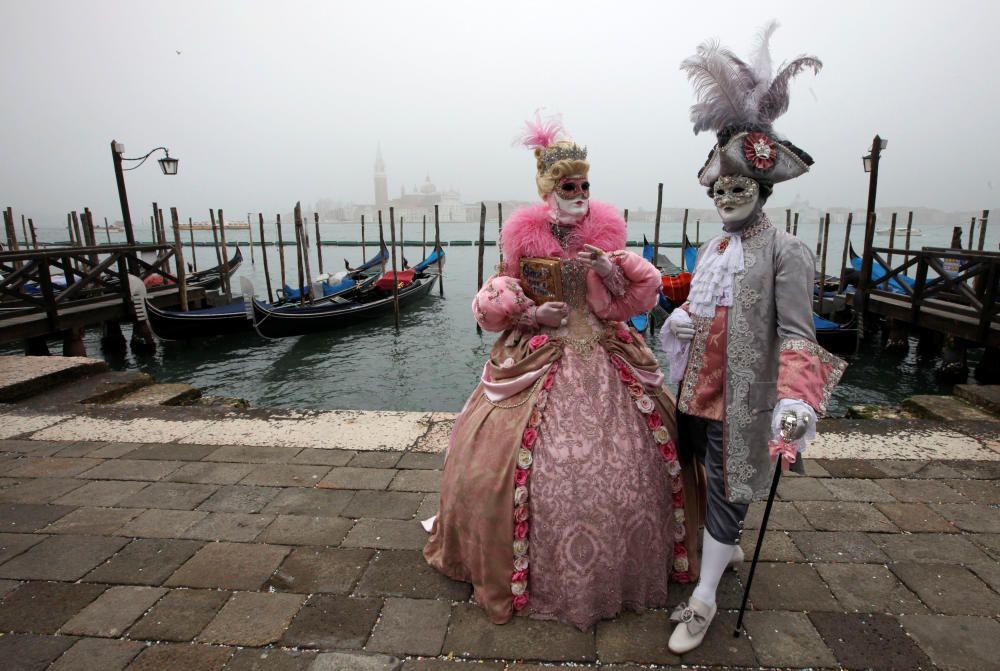 Dos enmascarados posan durante el Carnaval de Venecia, en Italia.
