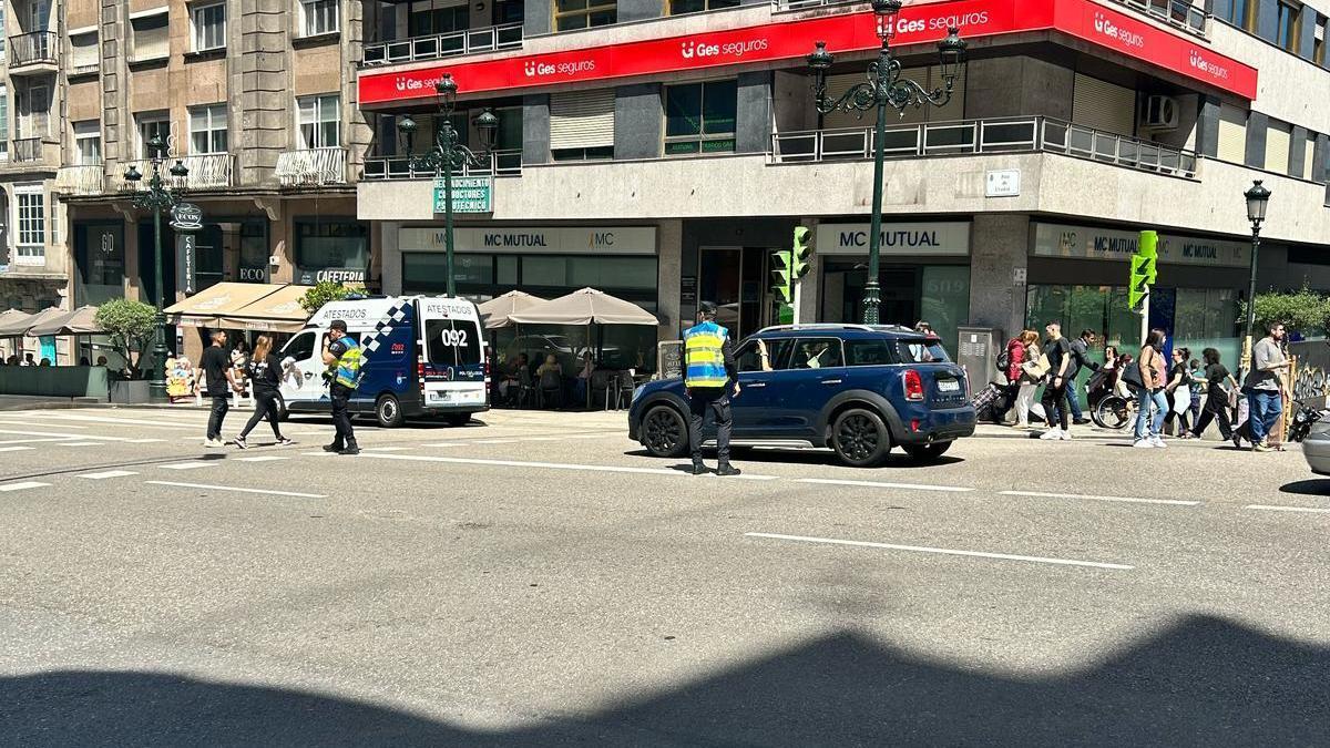 Policías Locales regulando el tráfico en Vigo ante la caída de la red semafórica.