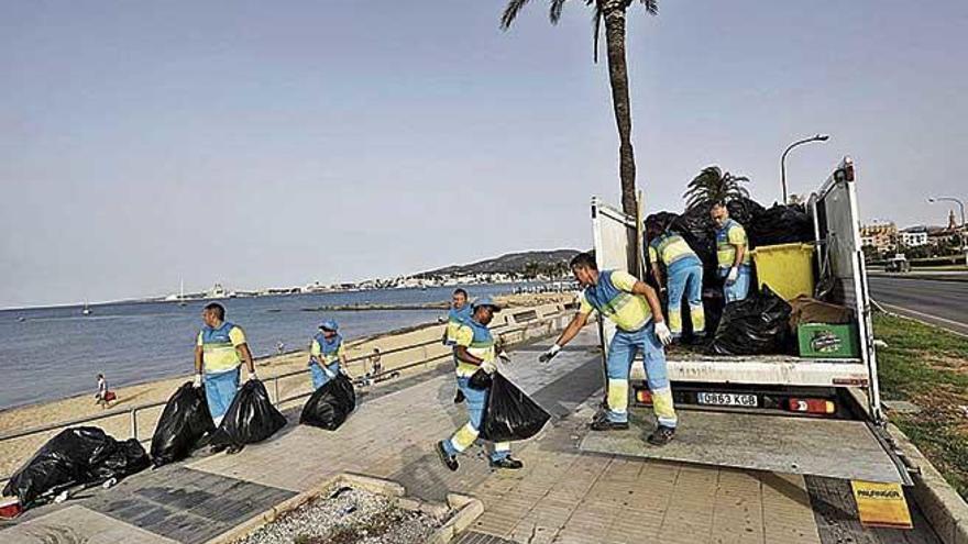 Operarios de Emaya, a primera hora de ayer recogiendo bolsas de basura de Can Pere Antoni.