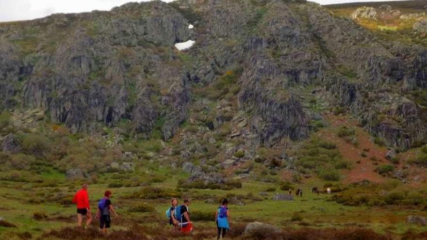 Los montañistas de la Transtrevinca avanzan hacia la cumbre.