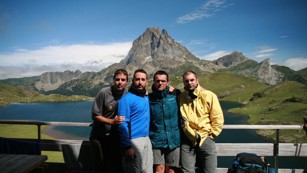 Juan Antonio Molina Pardo, Felio Ruiz Munuera, Francisco Javier Sánchez Pacios 'Chavi' y José Miguel Gimeno Martínez, bajo el Pico Midi dÓssau, en los Pirineos franceses.