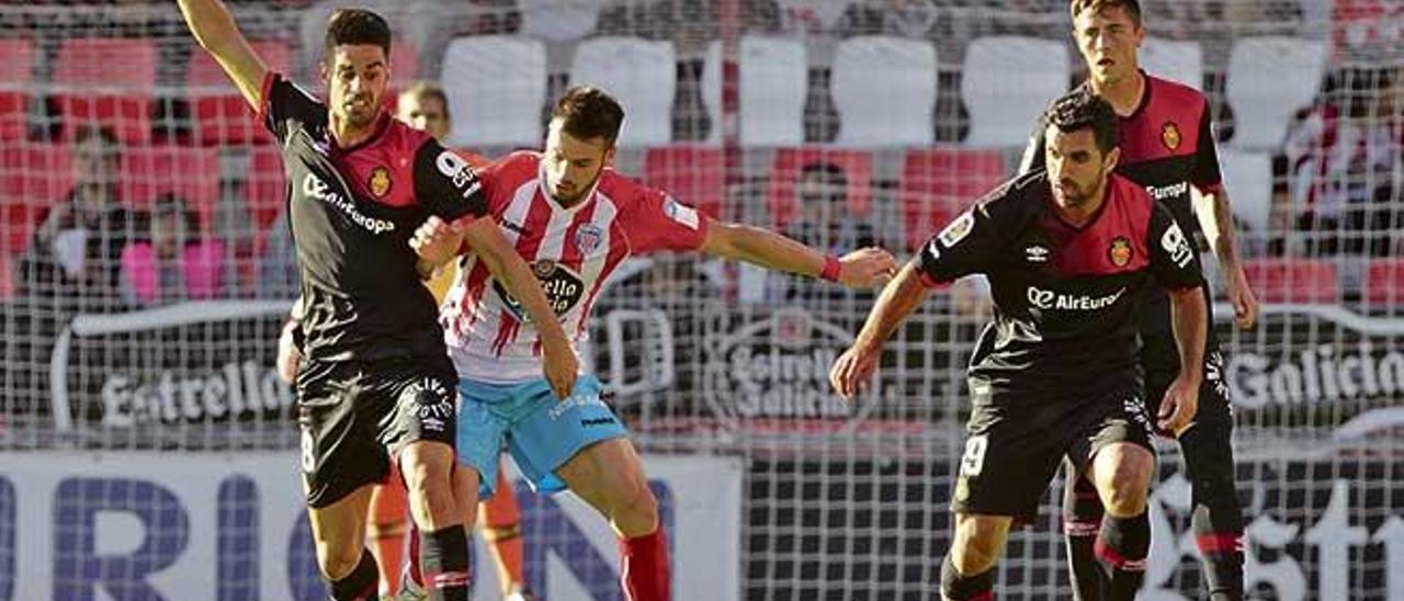 Un momento del partido de la primera vuelta entre el Lugo y el Mallorca en el Anxo Carro.