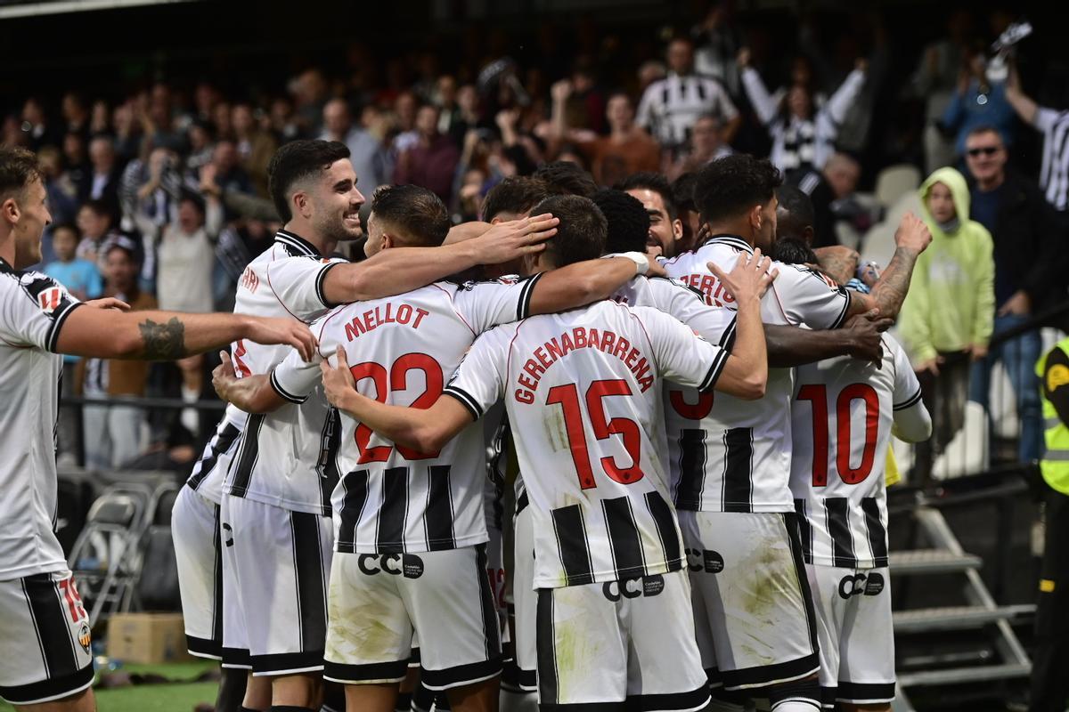 El Castellón celebra uno de sus cinco goles en el 5-4 a la Real Sociedad B, en la primera vuelta, en el SkyFi Castalia.