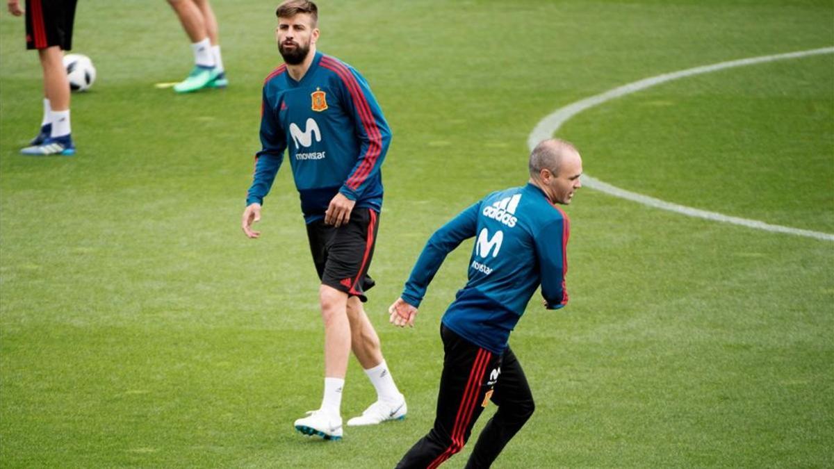 Iniesta y Piqué, titulares ante Suiza