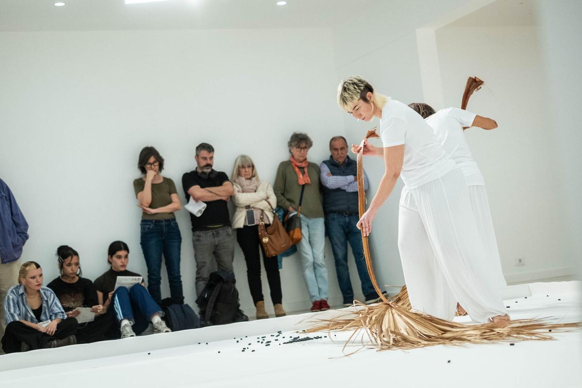 Presentación de la performance 'A ras de suelo'