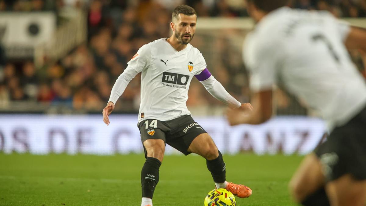 José Luis Gayà durante el partido entre el Valencia CF - Levante UD en Mestalla
