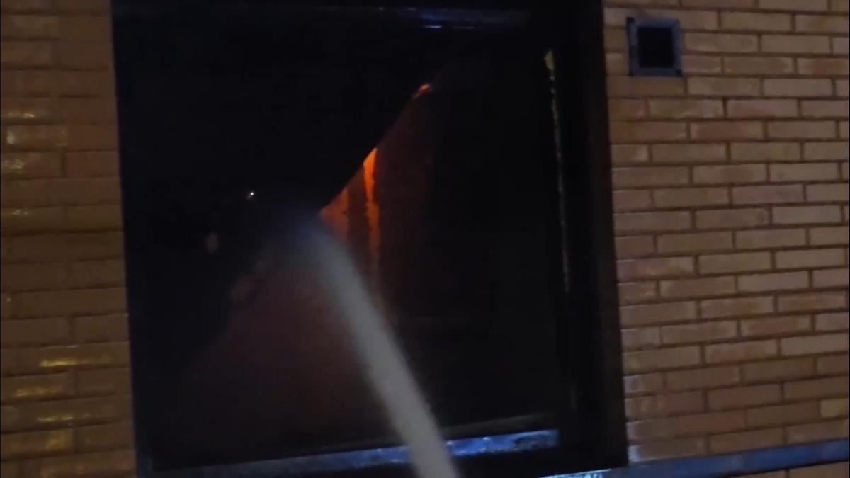 El fuego sigue activo en el incendio del Hotel Ibis, en Málaga