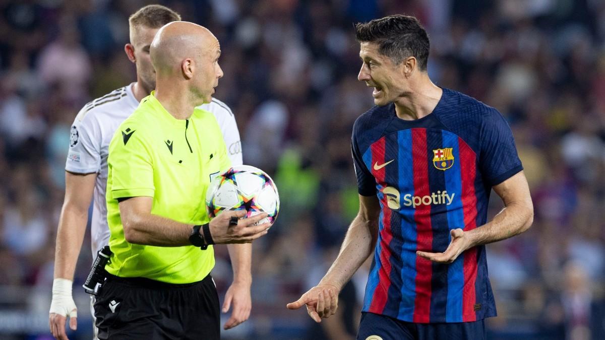 ¿Otro escándalo europeo? ¡El árbitro revisa el penalti a Lewandowski en el VAR y no lo señala!