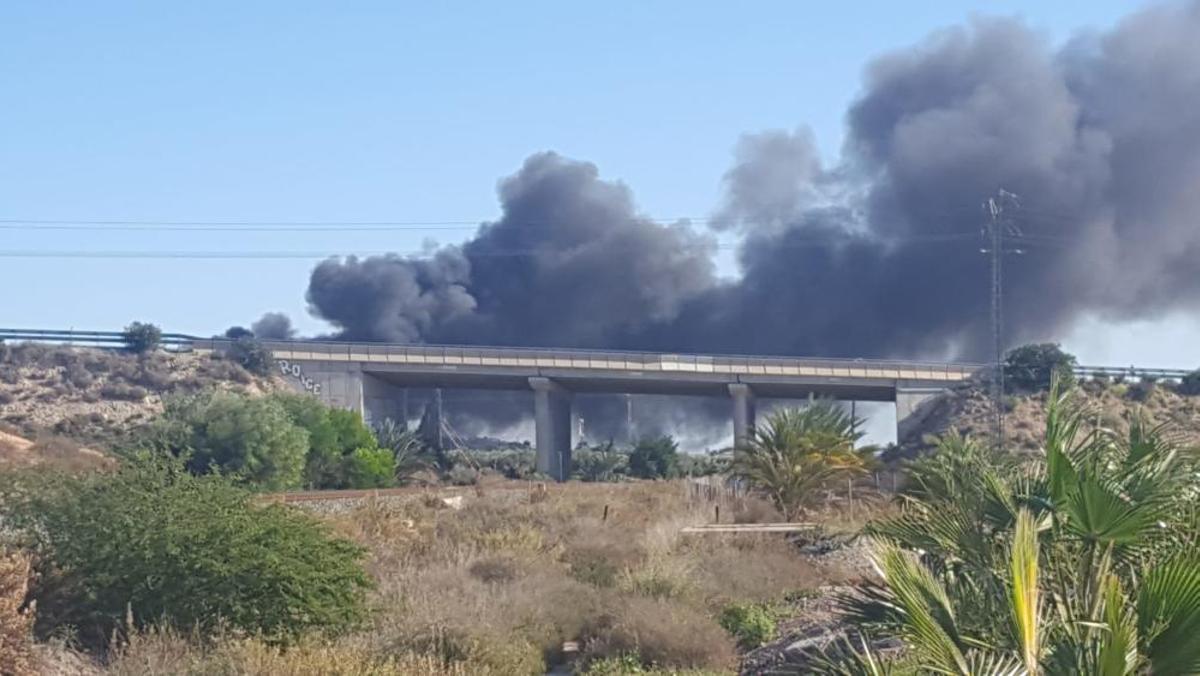 El fuego se encuentra a pocos kilómetros de IFA y del aeropuerto El fuego se encuentra a pocos kilómetros de IFA y del aeropuerto