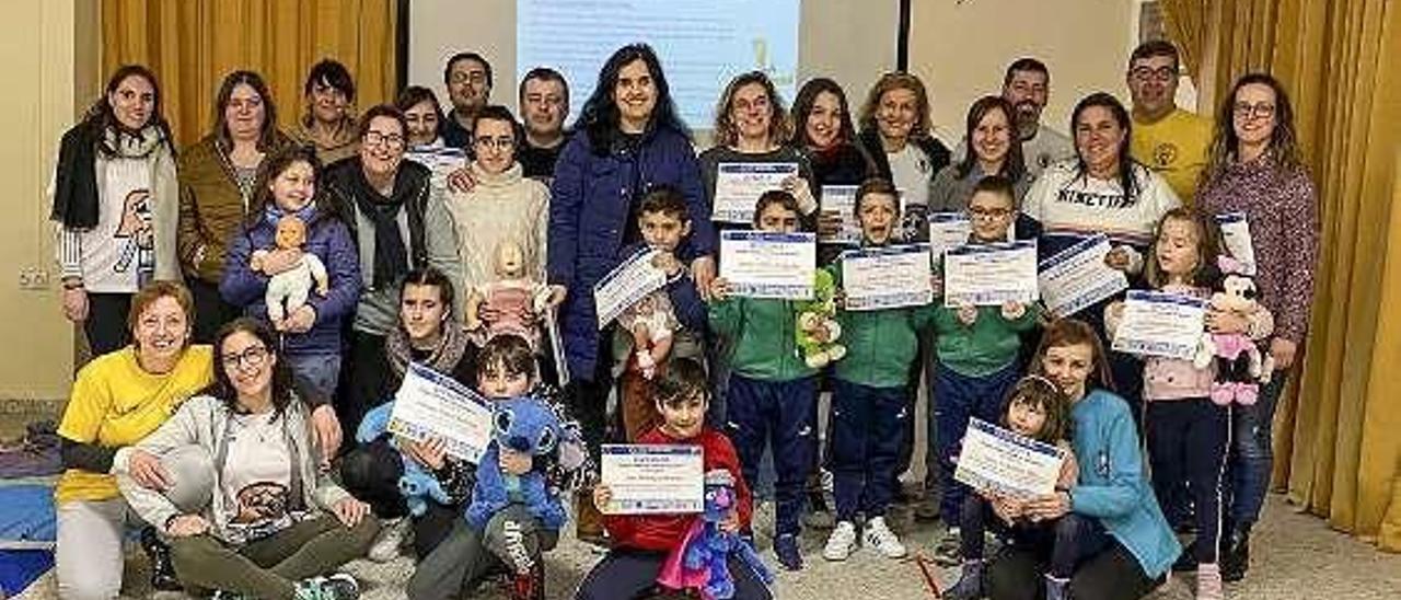 Los participantes con sus diplomas. // Carlos Peteiro