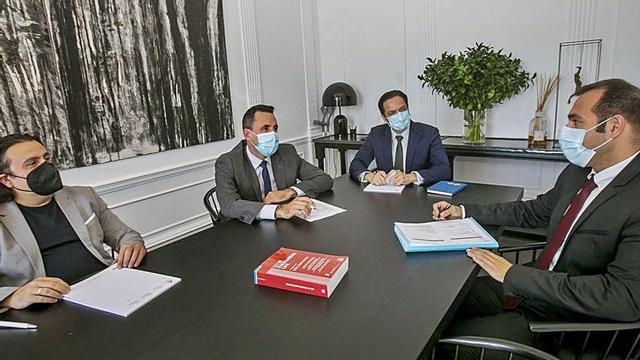 David Devesa, con varios socios del despacho.  |
