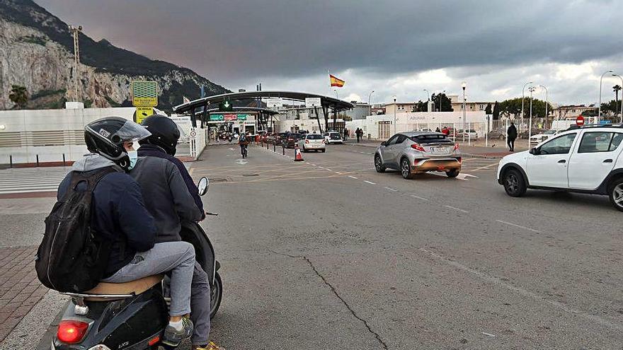 Vehículos en el paso fronterizo de Gibraltar.