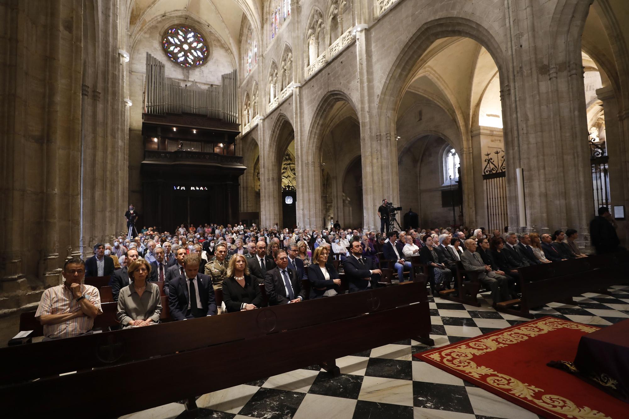 EN IMÁGENES: Asturias despide a Gabino Díaz Merchán en un multitudinario funeral en la Catedral de Oviedo