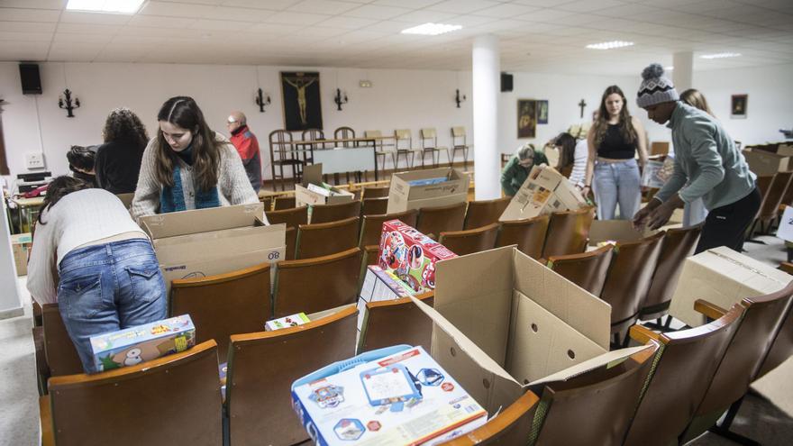 Galería | Los hijos de los presos de Cáceres reciben regalos de Reyes en Navidad