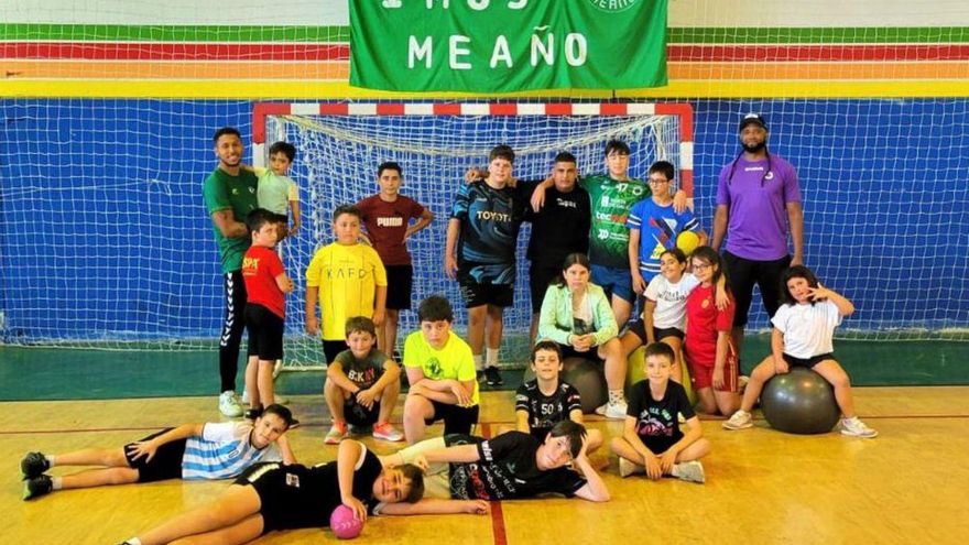 Algunos de los menores de las Escolas Deportivas. |  T.H.